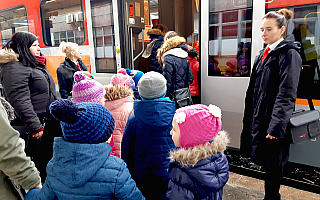 Dla większości to była pierwsza podróż pociągiem. Kilkaset dzieci  z wizytą u olsztyńskich kolejarzy